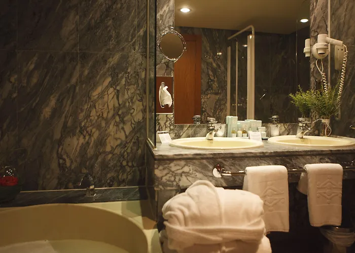 호텔 파라도르 데 4*